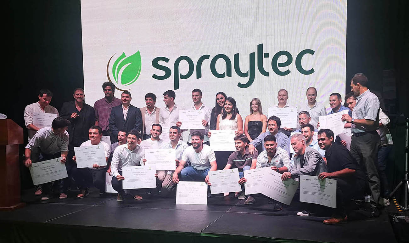 Primeros egresados de la Escuela de Negocios Spraytec